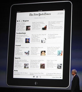 iPad pesa 680 gramas e tem tela de cristal líquido de 9,7