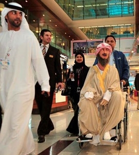 Ibn Sina chama a atenção ao circular pelo aeroporto internacional de Dubai - e viaja de primeira classe