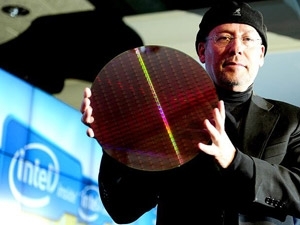 Mooly Eden, vice-presidente da Intel, mostra o novo chip da empresa em uma coletiva de imprensa durante a CES 2011