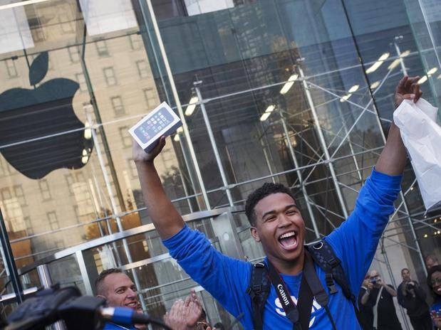 Americano Brian Ceballo esperou duas semanas na fila e foi o primeiro a sair da loja da Apple na 5ª Avenida, em Nova York, como o novo iPhone 5S